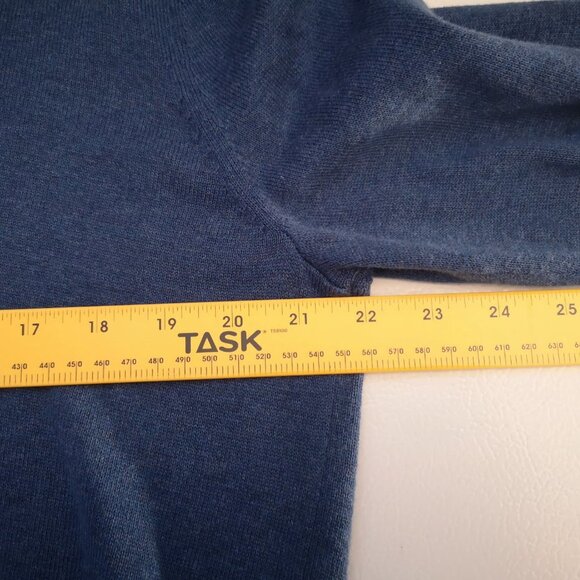 Tommy Hilfiger Men's Loose Fit V-neck Lightweight Sweater - Picture 7 of 9